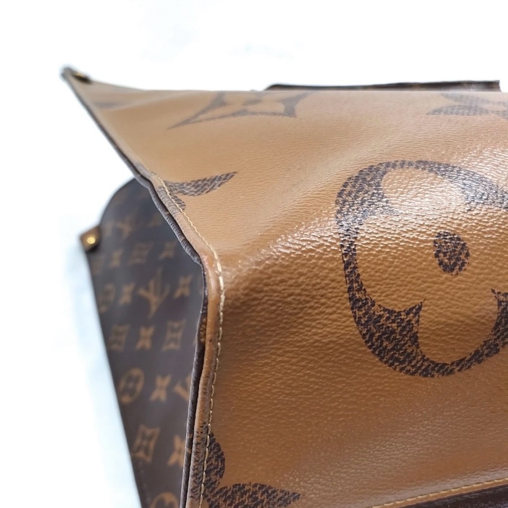 Louis Vuitton OnTheGo MM Monogram Tote - Picture 6 of 16